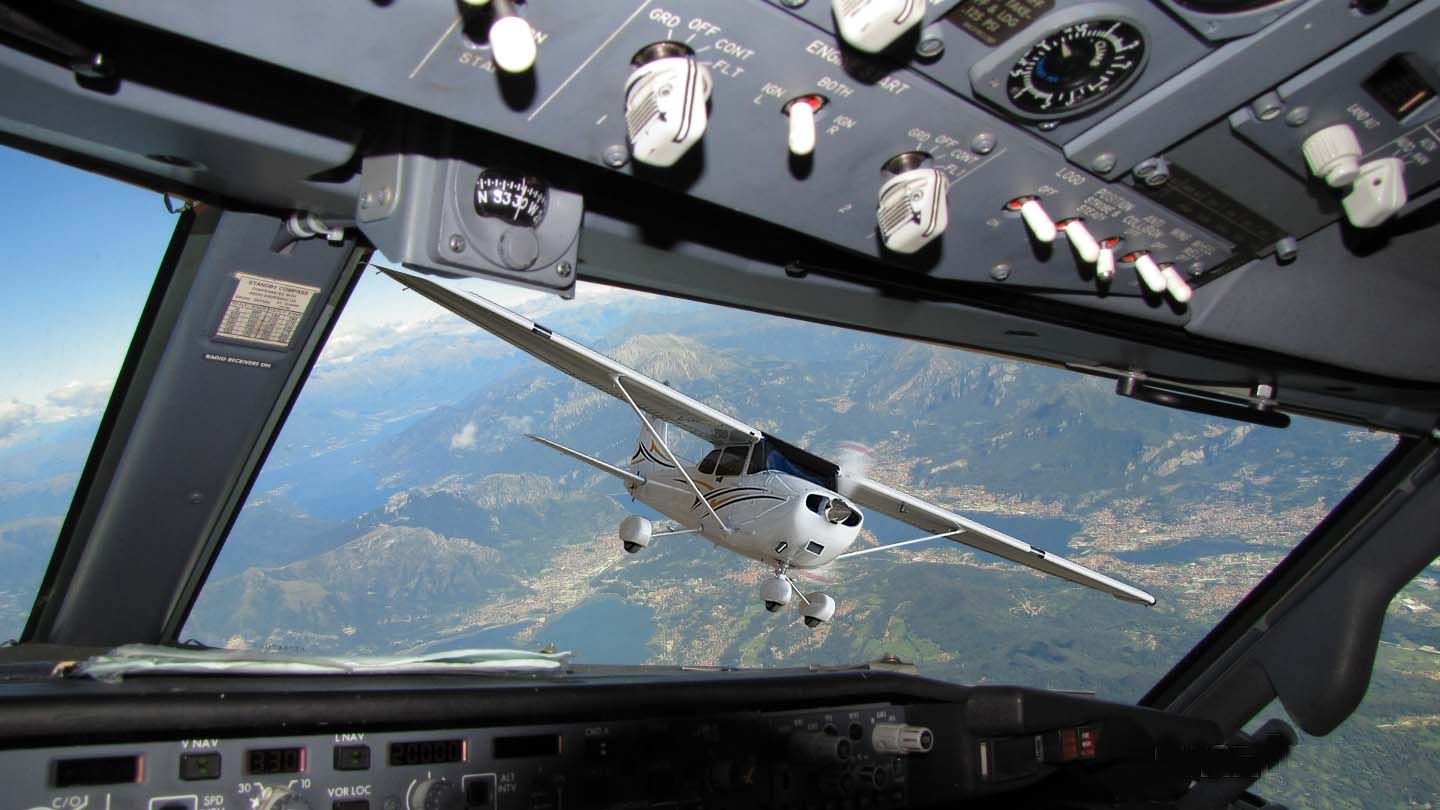 boeing-cockpit-view[1].jpg