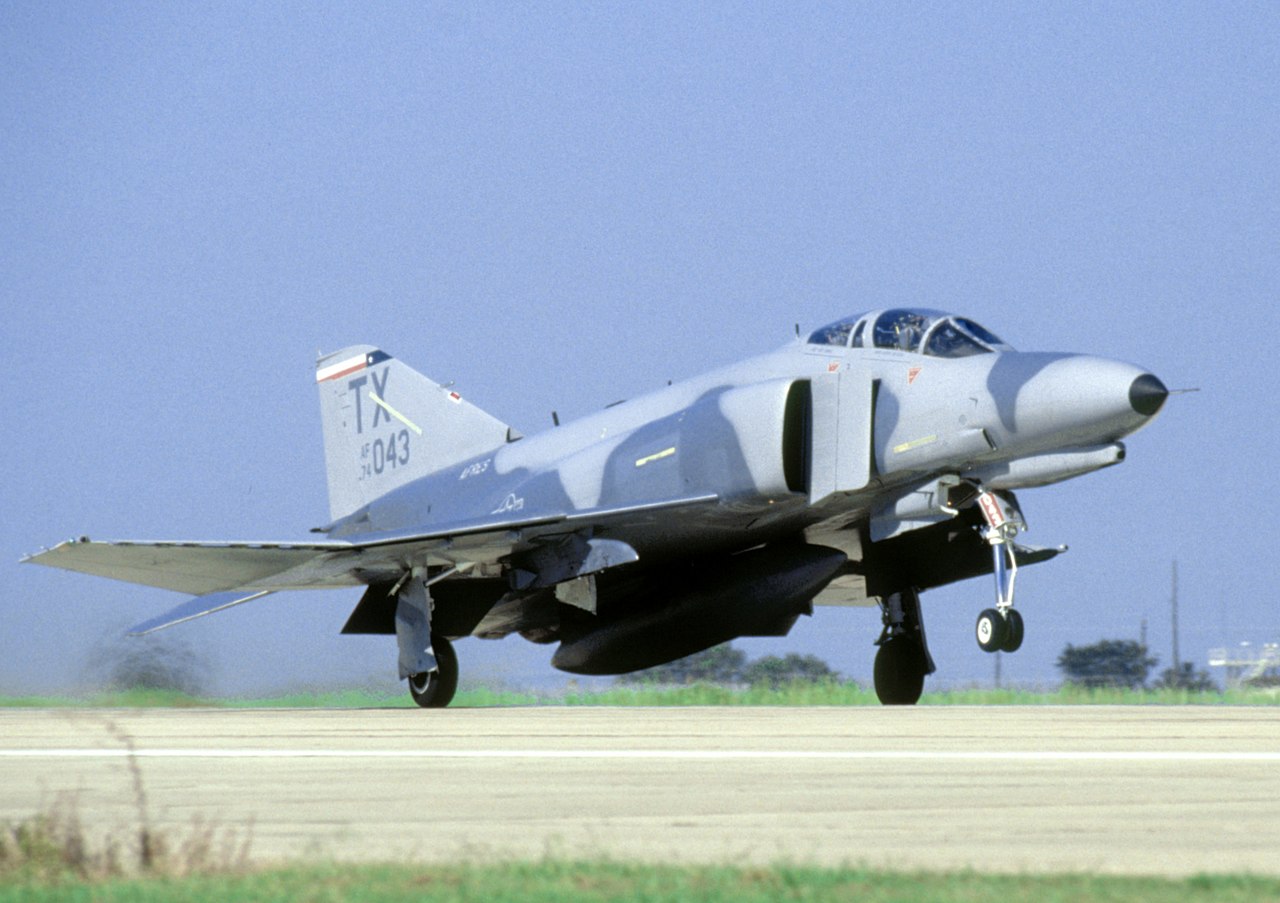 F-4E_704th_TFS_AFRES_1990.jpg
