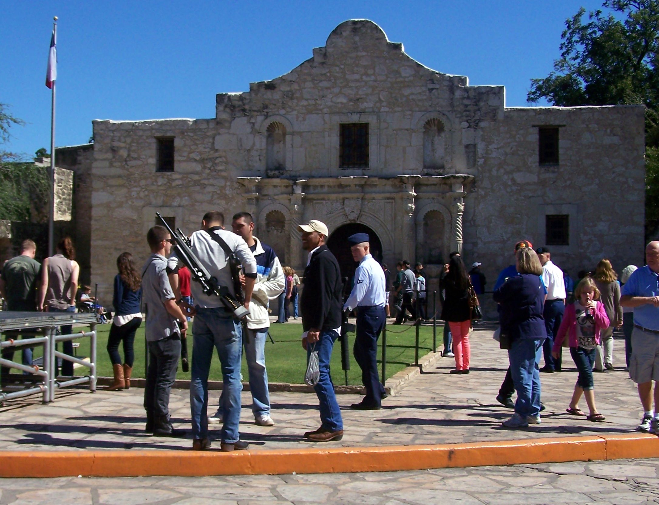 Open-Carry-at-the-Alamo1.jpg