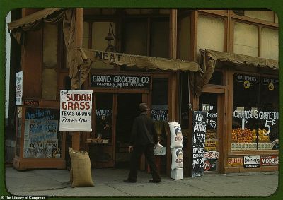 44224-7496357-One_man_can_be_seen_walking_into_the_Grand_Grocery_Company_Farme-a-2_1569289220580.jpg