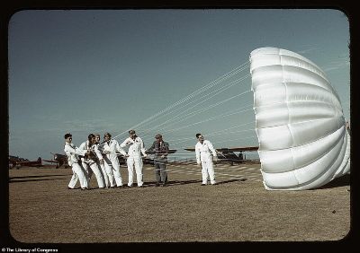 4324-7496357-Instructor_explaining_the_operation_of_a_parachute_to_student_pi-a-91_1569282006960.jpg