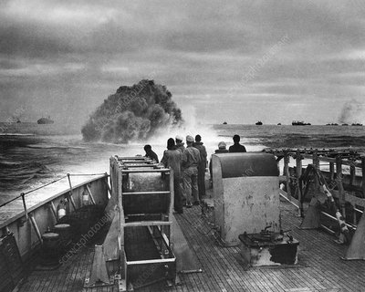 C0292619-Attack_on_German_submarine_U-175,_1943.jpg