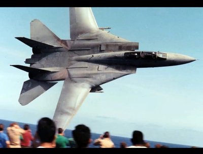 greatest-f-14-tomcat-aircraft-carrier-flyby-ever-captured-12.jpg