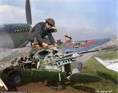 63066-8050709-Leading_Aircraftman_RP_Coulson_removes_the_guns_from_a_Canadian_-a-6_1582801903036.jpg