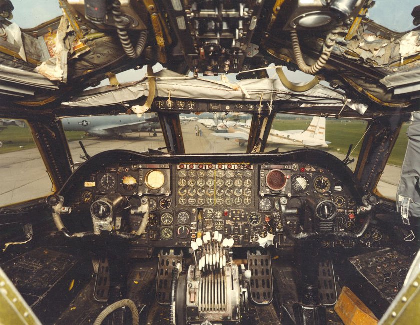 1200px-Boeing_B-52_Stratofortress_cockpit.jpg