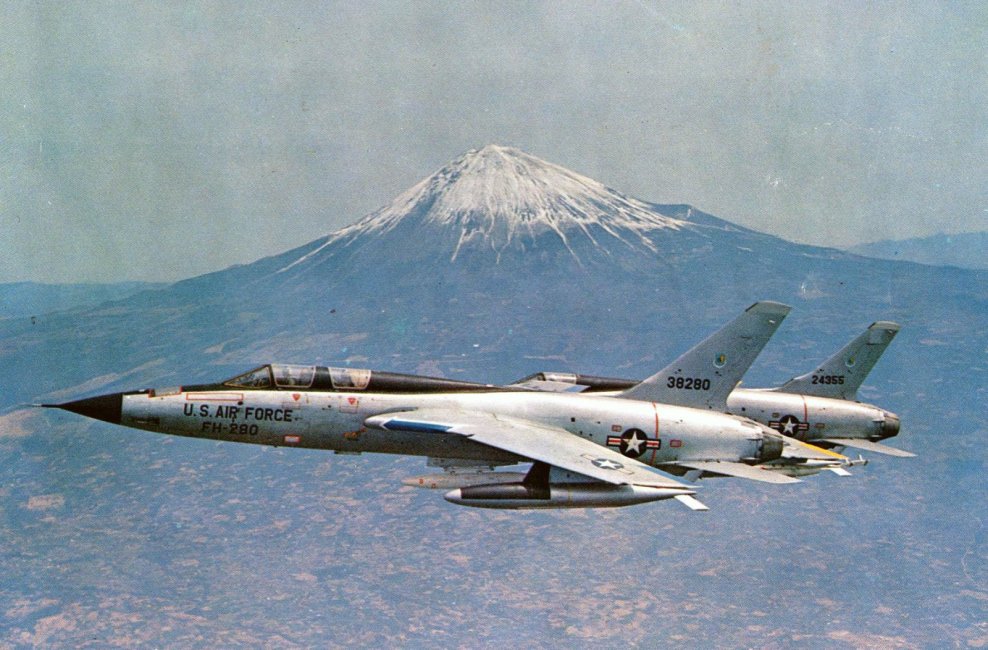 F-105_Thunderchiefs_Mt_Fuji-2651513554.jpg