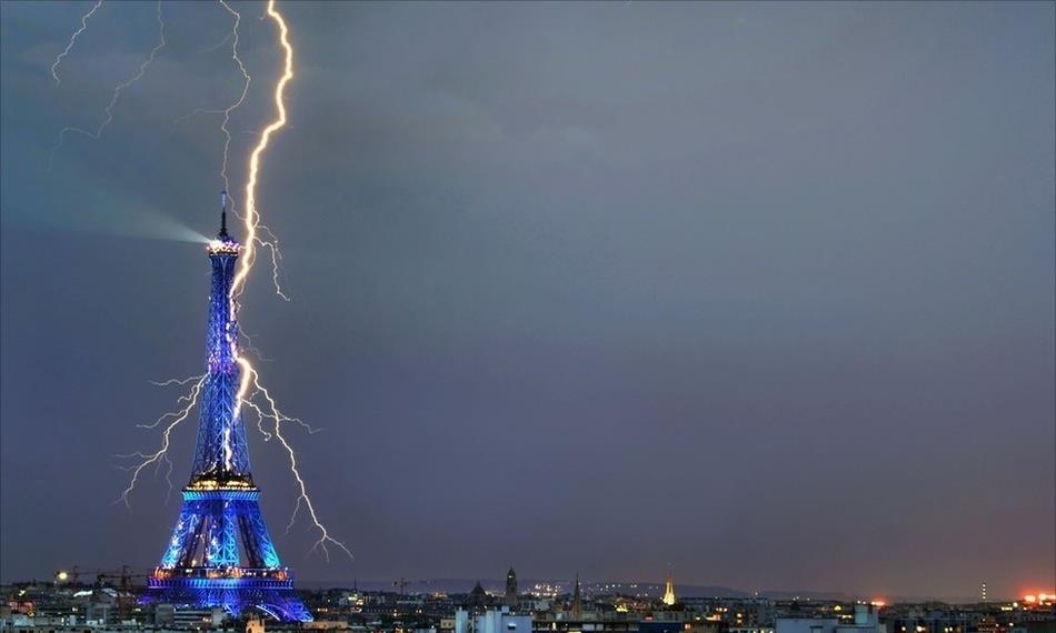 incredible-lightning-strikes-eiffel-tower.jpg