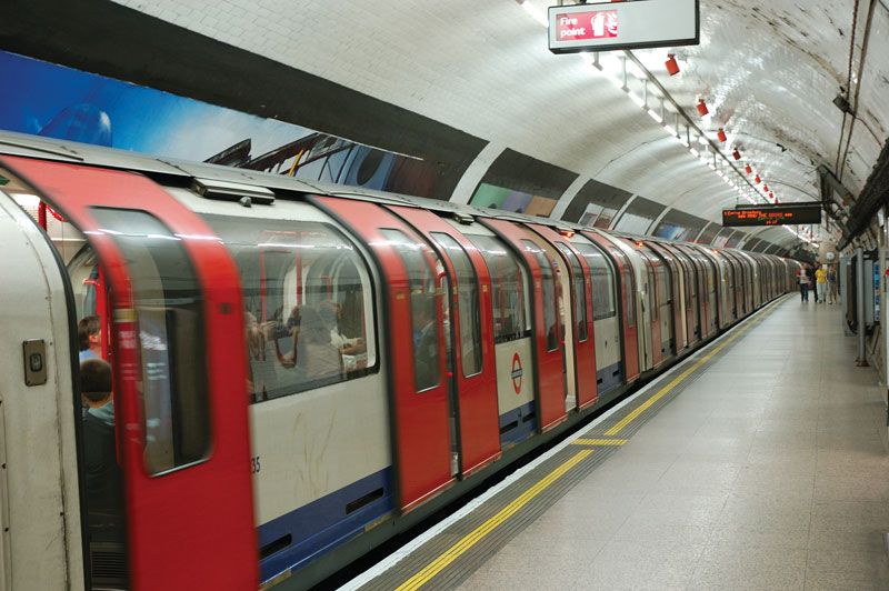 train-subway-station-London-Underground.jpg