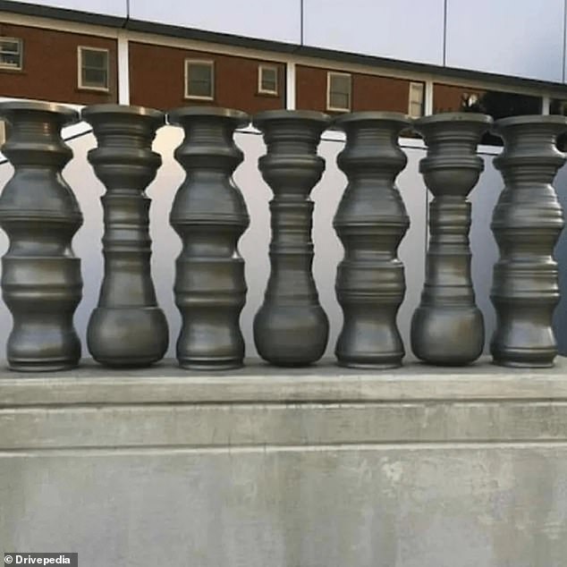 52498963-10365117-These_vases_are_very_well_done_but_if_you_look_in_between_them_t-a-55_1641234863521.jpg