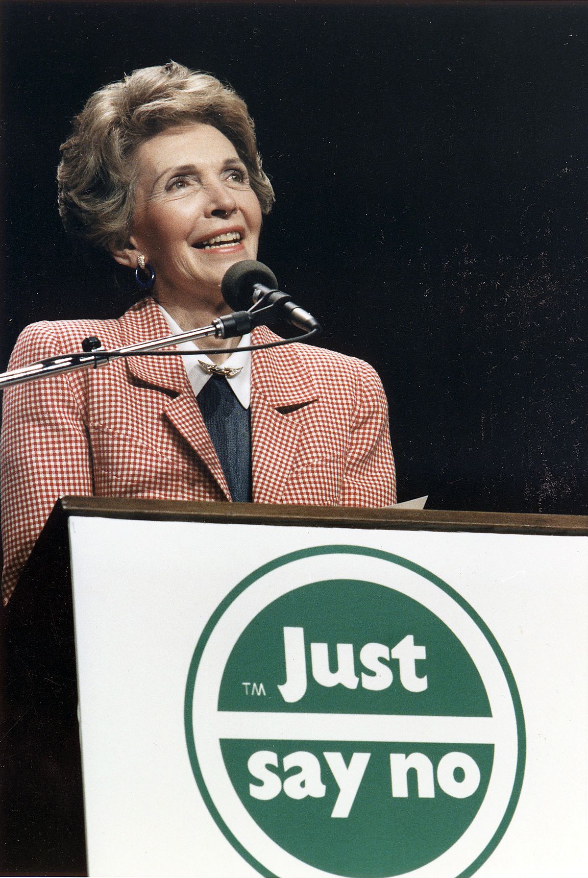 1200px-Photograph_of_Mrs._Reagan_speaking_at_a_%22Just_Say_No%22_Rally_in_Los_Angeles_-_NARA_-_198584.jpg